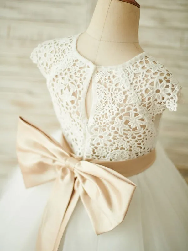 Cute White Little Girl Dress for Wedding Sash Short Sleeves Floral Lace Flower Girl Dresses with BowTie